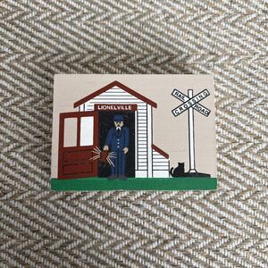 The Cat's Meow Village Lionelville Railroad Crossing Automatic Gateman Lional